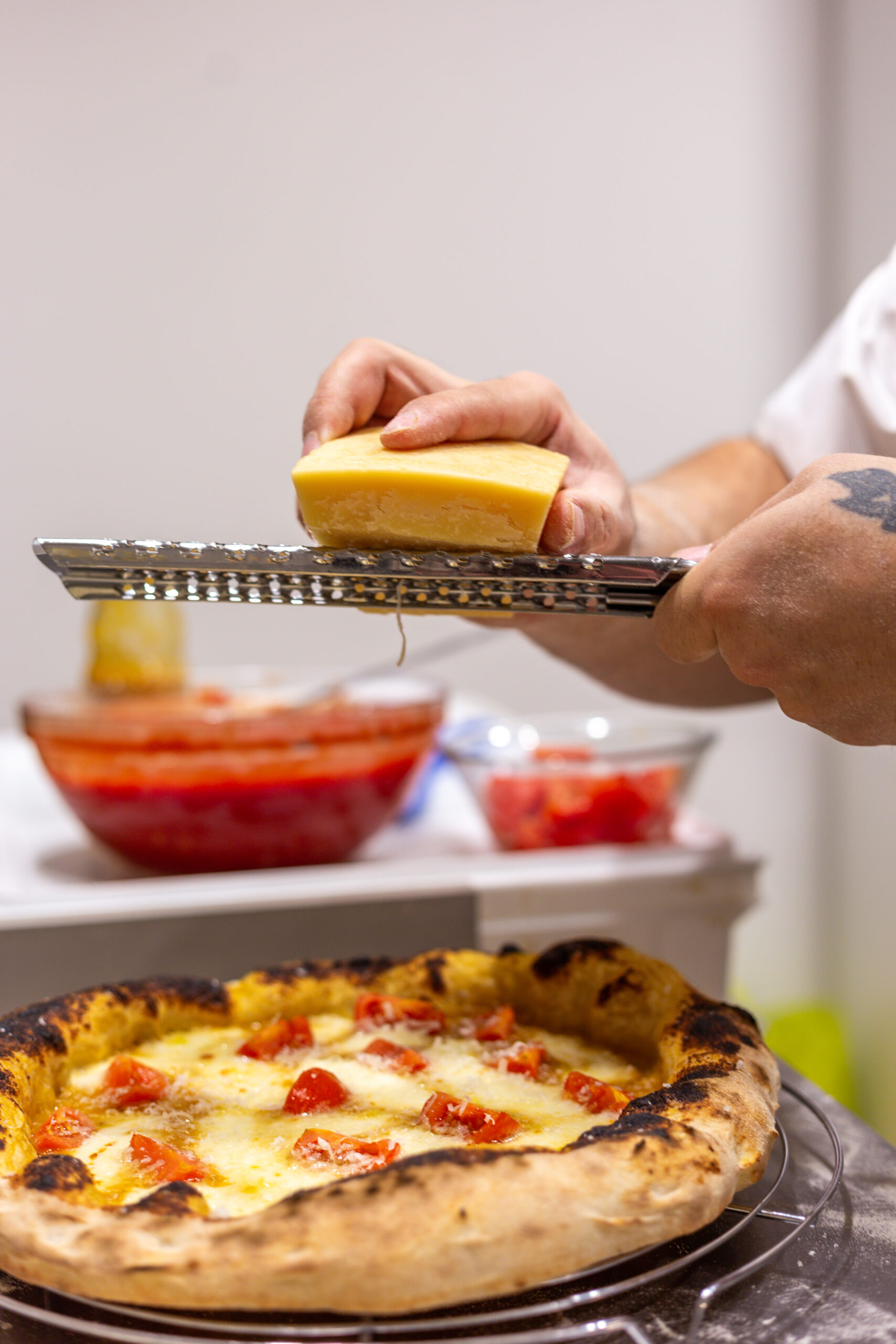 Spolverata di formaggio sulla pizza